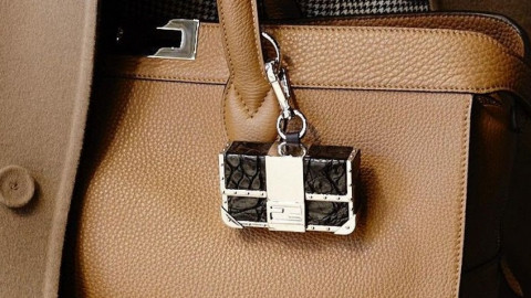 Fendi показав перший гаманець для зберігання криптовалюти