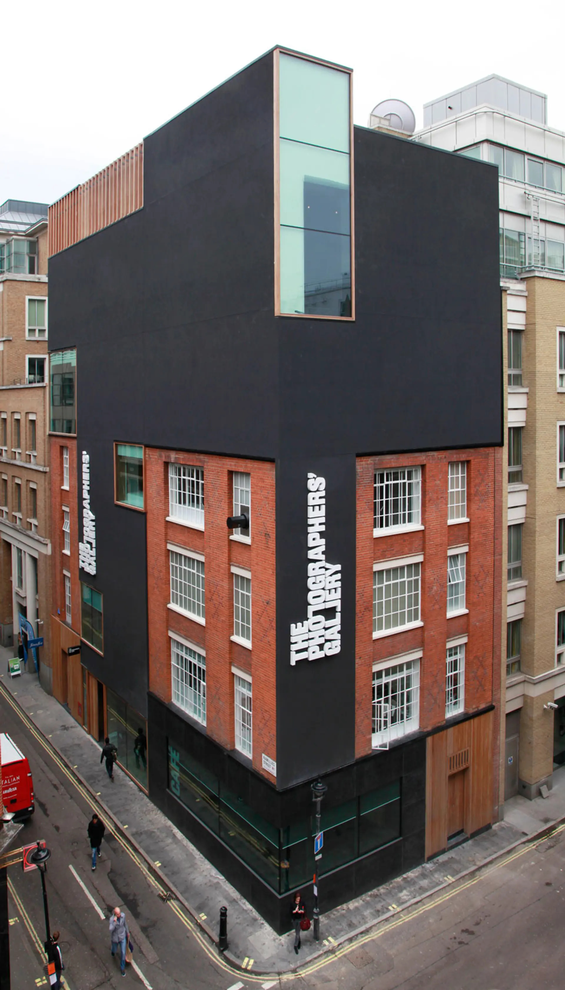 В 2012 году Галерея Фотографов переехала в свой новый дом недалеко от Оксфорд-стрит в Лондоне.