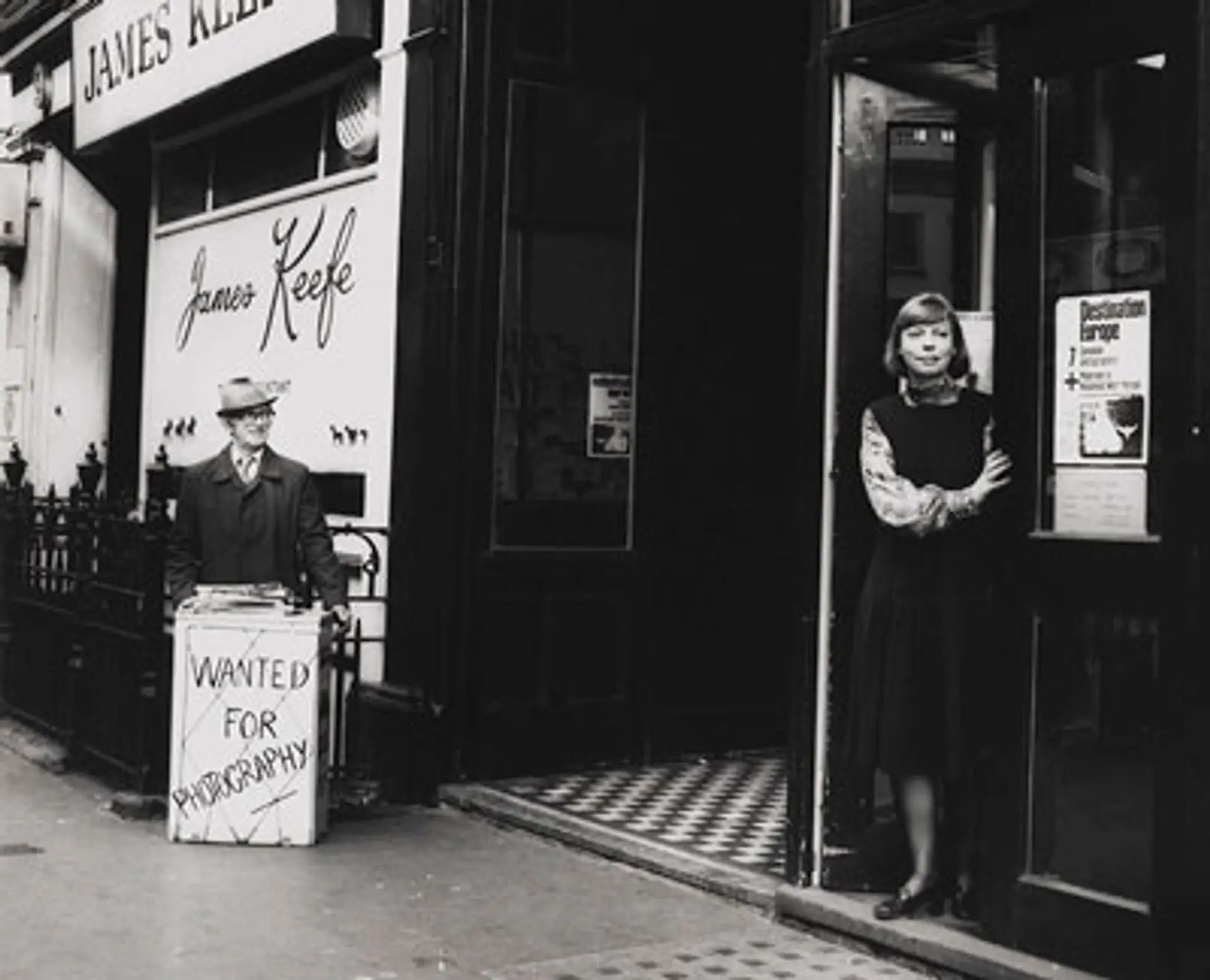 Сью Дэвис, основательница галереи фотографов, стоящая у входа на Грейт-Ньюпорт-стрит